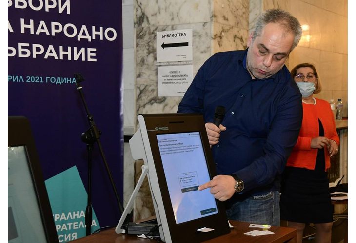 ЦИК показа бюлетините и машините за вота ЦИК показа бюлетините и машините за вота